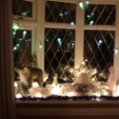 Ötletes karácsonyi ablakdekorációk - Fillérekből összehozhatod