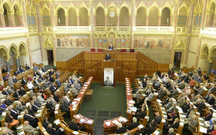 Négynapos üléssel folytatja munkáját a parlament