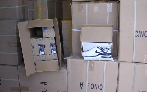 NAV: csaknem tizenháromezer pár, hamis márkajelzésű sportcipőt foglaltak le Vámosszabadinál