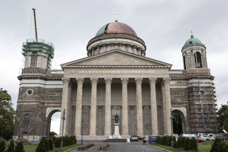 Leemelték az esztergomi bazilika déli tornyának kupoláját
