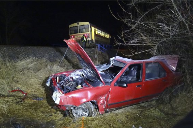 Vonattal ütközött egy autó Kiskunfélegyházán, egy ember meghalt