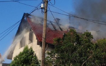 Égő házból mentettek ki egy gyereket és egy anyát a rendőrök