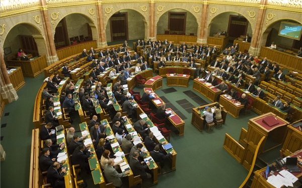 Mentelmi jogról dönt az Országgyűlés