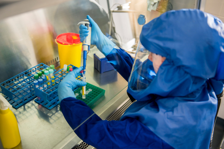 A fertőzöttek száma 470,6 millió, a halálos áldozatoké 6,077 millió a világon