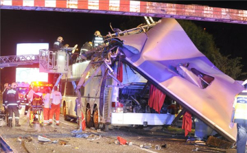 Őrizetbe vették a sofőrt, aki legyalulta a busz tetejét a fővárosban