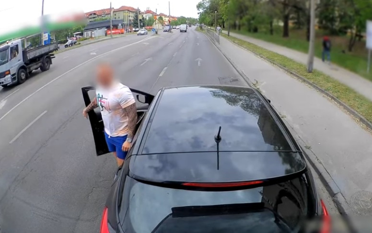 Büntetőfékezett, balesetet okozott – VIDEÓ
