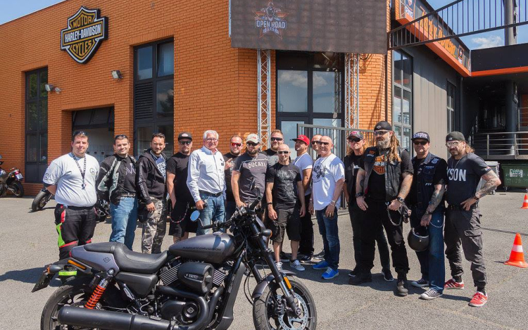 Rock legendák egy Harley nyergében, amit akár Te is megnyerhetsz!