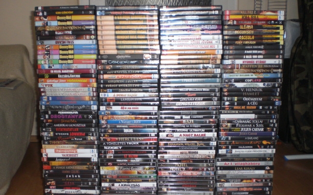 Illegálisan másolt DVD-filmek ezreit foglalták le Kazincbarcikán