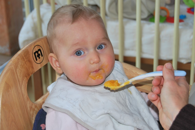 Klóros tisztítószer volt a gyümölcsös bébiételben - kivonták a forgalomból