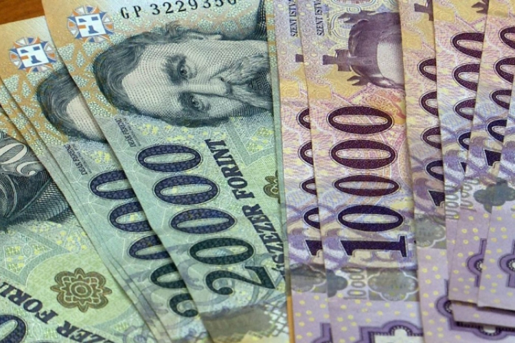 86 ezer forinttal 567 800 forintra emelkedett a bruttó átlagkereset Magyarországon