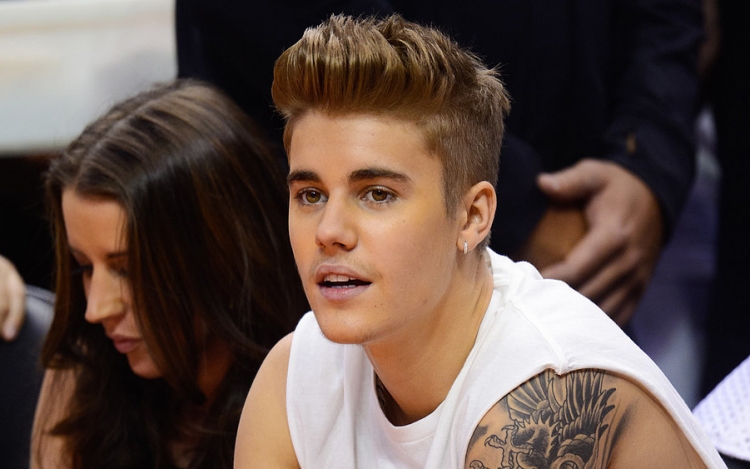 Őrizetbe vették Justin Biebert testi sértés miatt