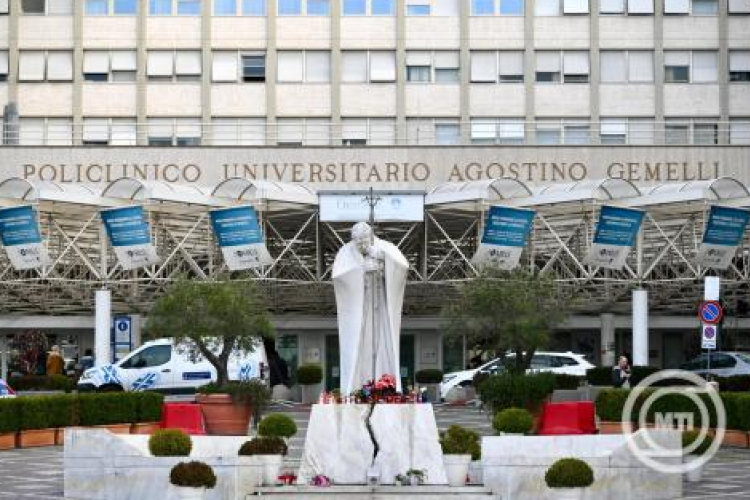 Vatikán: Ferenc pápa állapota továbbra is kritikus, légzési rohama volt