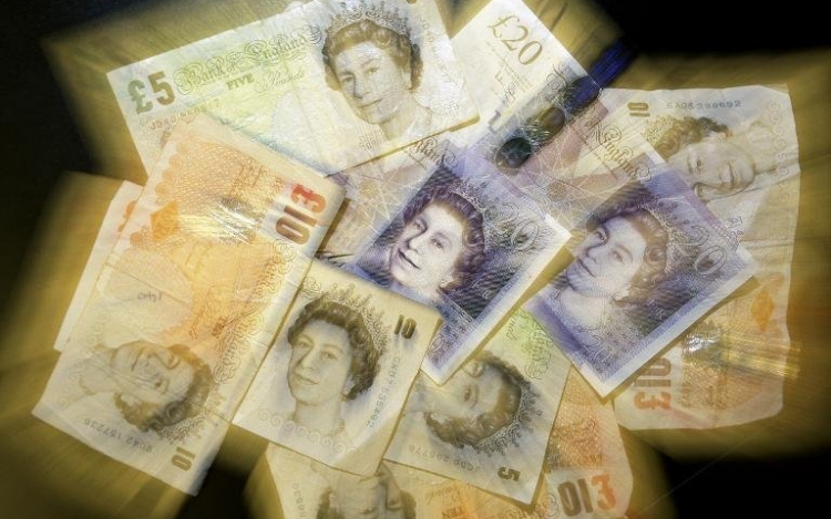 Egy brit diáklány több mint 16 ezer fontot gyűjtött egy 