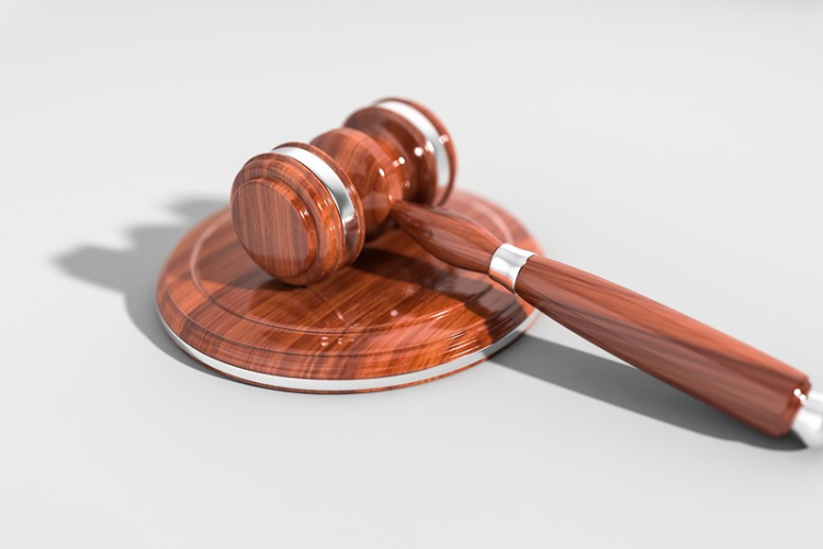 Barátnője megölése és elásása miatt vádat emeltek egy szegedi nő ellen 