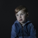 Portrék gyerekekről, akiknek eltűnt az értelem a tekintetükből tévézés közben
