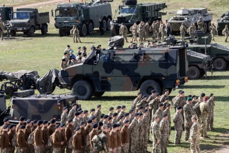 Szalay-Bobrovniczky: a szankciók miatt kialakult gazdasági válság ellenére a haderőfejlesztés tovább folytatódik