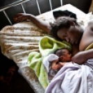 Így szülnek a nők Afrikában
