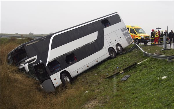 Oldalára borult egy busz az M43-as autópálya földeáki lehajtójánál