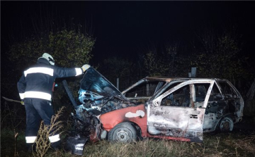 Bennégett a sofőr egy kigyulladt autóban Kecelnél 