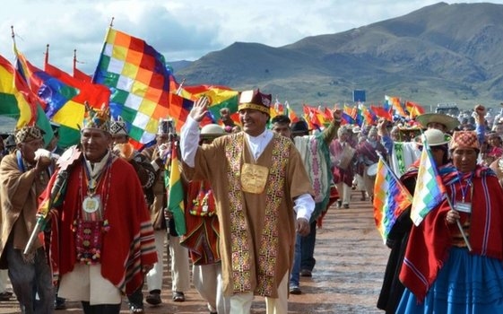 Inka császárnak öltözött beiktatási ünnepségének első eseményén a bolíviai elnök