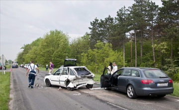 Kettős baleset Győrnél, teljes útzár az 1-es főúton