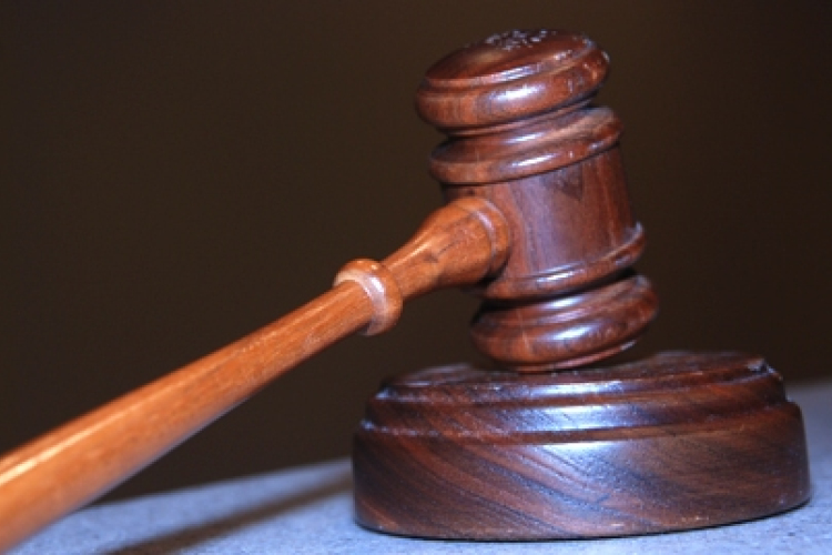 Elkezdődött a két hajléktalant megölő 16 éves fiú pere