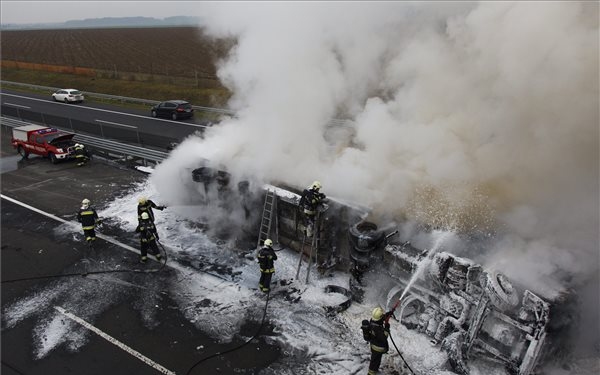 Felborult és kiégett egy kamion az M7-es zalai szakaszán