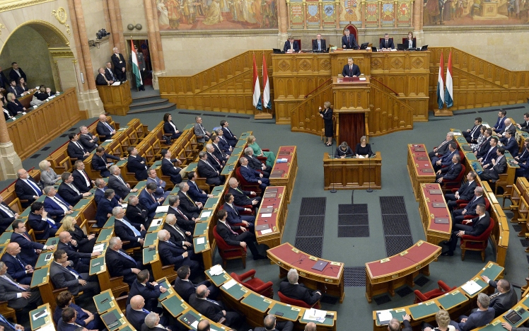 A koronavírus elleni védekezésről szavaz a parlament