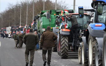 Az ukrán termékek korlátlan importjának meghosszabbítása ellen demonstráltak a magyar gazdák a záhonyi határátkelőnél