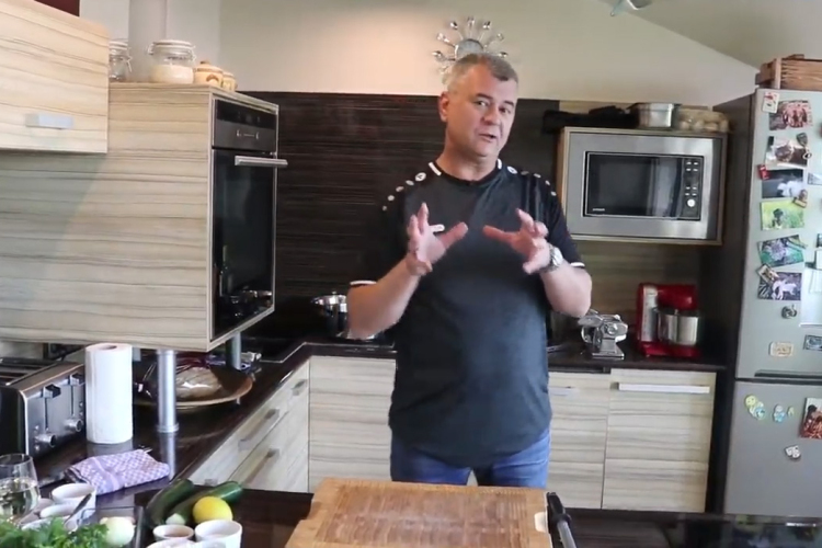 Főzzünk Robival! - Citromos, fehérboros húsgombócok tejfölös, kapros cukkinivel - VIDEÓ