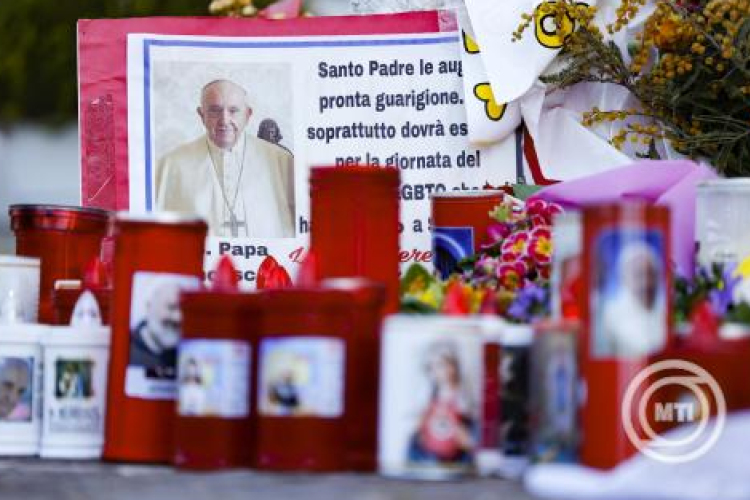 Vatikán: Ferenc pápa állapota továbbra is stabil, a tüdőröntgen javulást mutat