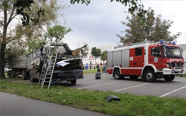 Gyalogosokat sodort el egy teherautó Szegeden