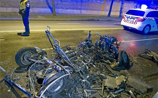 Kiégett egy kétüléses autó Budapesten, a Fiumei úton