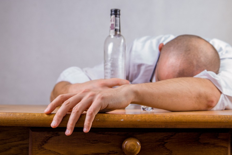 Zacher Gábor: Magyarországon nyolcszázezer ember alkoholbeteg