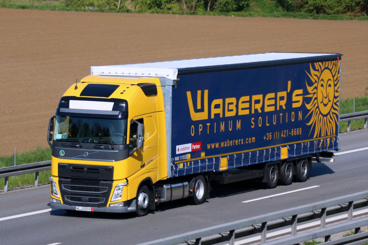 Önvezető kamionokat tesztelt a Volvo és a Waberers az M1-esen