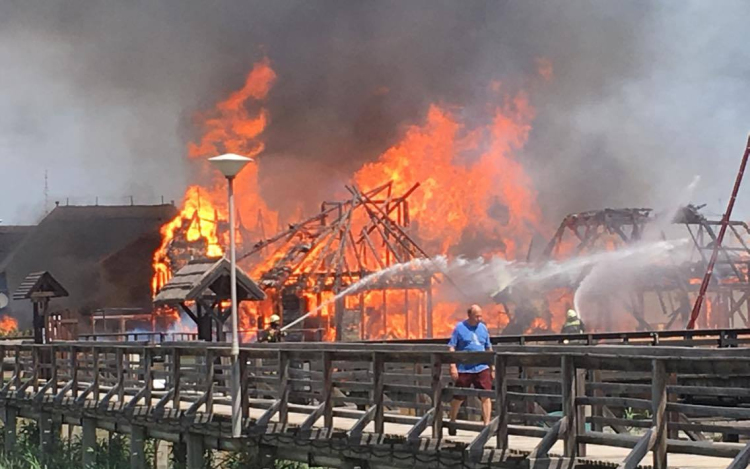 Tűz a Fertő tónál - Kigyulladt egy cölöpház