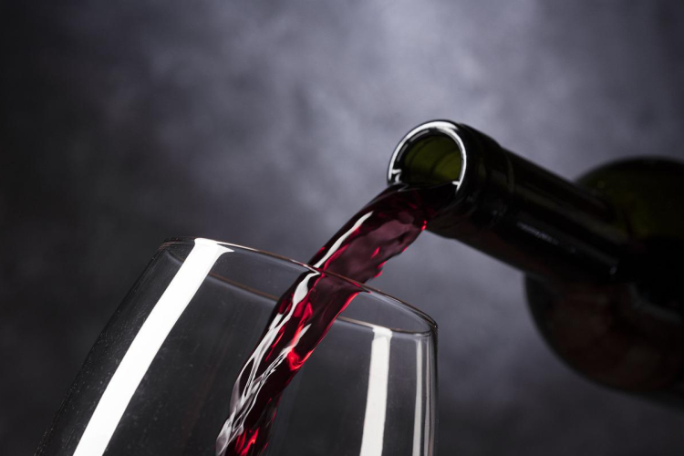 A fiataloknak egyáltalán nem lenne szabad alkoholt inniuk egy globális kutatás szerint