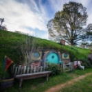 Egy mesevilágba csöppen, aki ellátogat az Új-Zélandon található Hobbitfalvára