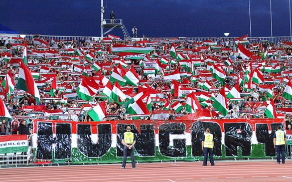 Román-magyar - A labdarúgók fizették a vonattal utazó magyar szurkolók jegyét
